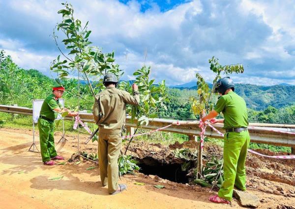 Công an xã A Vương ra quân Ngày Chủ nhật xanh, đảm bảo an toàn giao thông sau mưa lũ