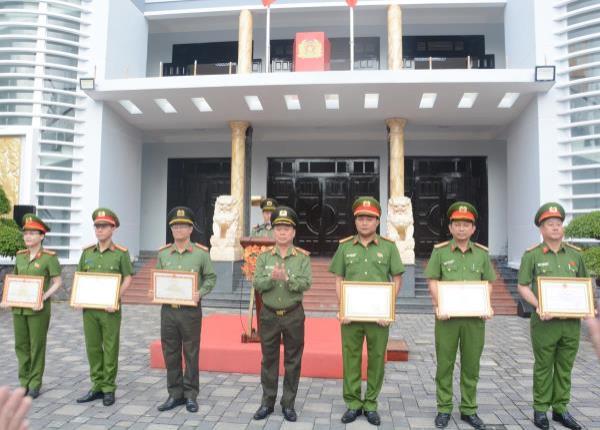 Khen thưởng các tập thể, cá nhân Công an thành phố Đà Nẵng có thành tích xuất sắc trong công tác, chiến đấu