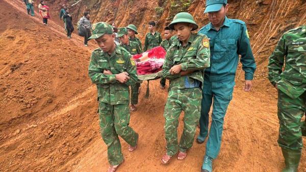 Hành trình băng rừng, vượt núi khiêng 2 sản phụ vùng biên đi cấp cứu
