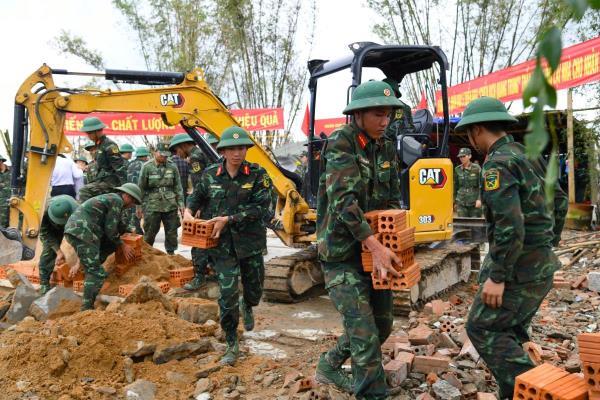 Thần tốc dựng nhà cho nhân dân vùng thiên tai kịp đón Tết