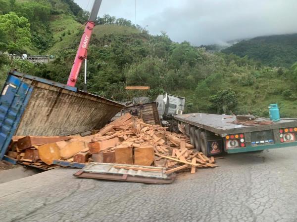 Nỗ lực giải phóng hiện trường xe đầu kéo rơ moóc chở gỗ bị lật, chắn ngang Quốc lộ 15 lên Cửa khẩu quốc tế La Lay