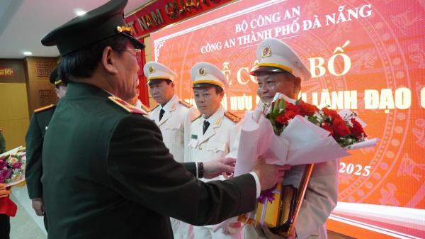 Công an TP Đà Nẵng công bố quyết định nghỉ hưu trước tuổi đối với 15 đồng chí lãnh đạo phòng