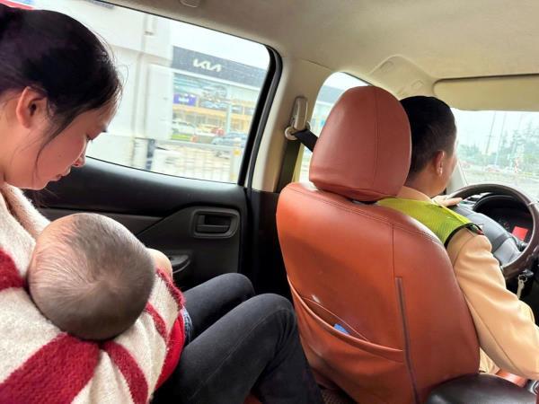 Cảnh sát giao thông dùng xe đặc chủng kịp thời đưa cháu bé bị co giật đi cấp cứu