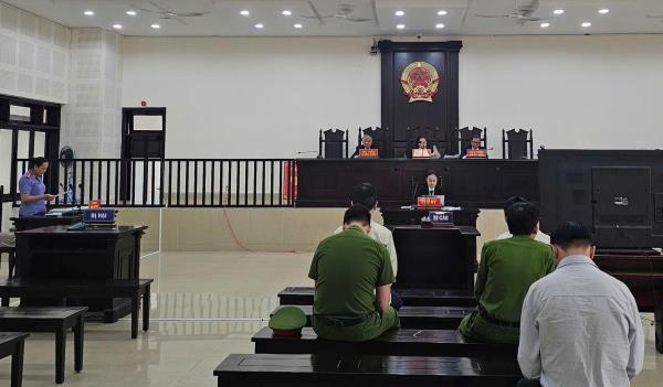 Túng tiền, đôi bạn rủ nhau đi buôn ma túy