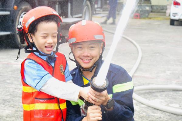Học sinh mầm non trải nghiệm làm lính cứu hoả