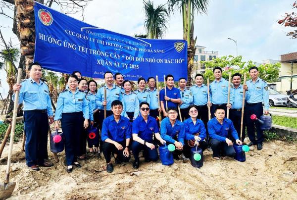 Cục QLTT TP Đà Nẵng tham gia trồng dừa tại bãi biển Thọ Quang