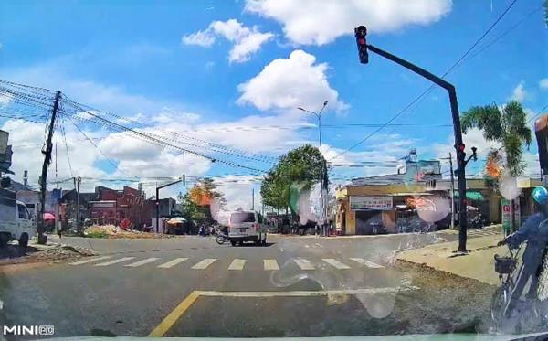 Xe cứu thương vượt đèn đỏ gây TNGT