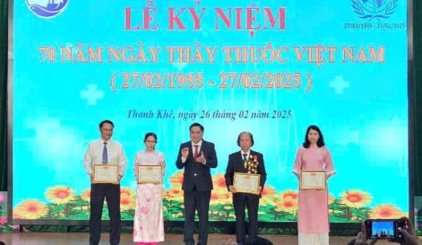UBND quận Thanh Khê khen thưởng 14 tập thể, cá nhân trong dịp kỷ niệm 70 năm Ngày Thầy thuốc Việt Nam.