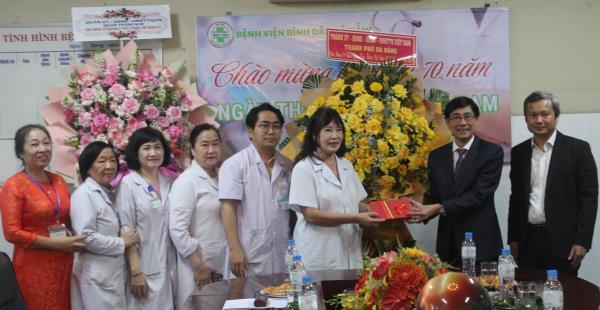 Lãnh đạo TP Đà Nẵng thăm và chúc mừng Bệnh viện Bình Dân nhân kỷ niệm 70 năm Ngày Thầy thuốc Việt Nam