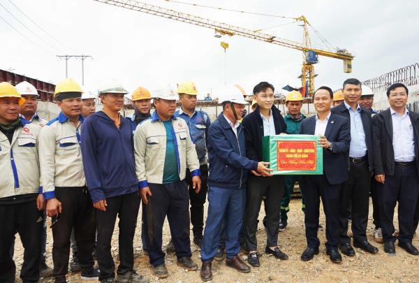 Phó Bí thư Thường trực Thành ủy Đà Nẵng Nguyễn Đình Vĩnh thăm, tặng quà động viên nhà thầu thi công 2 dự án giao thông trọng điểm