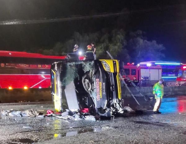 Phú Yên: Lật xe khách khiến 3 người tử vong, nhiều người bị thương