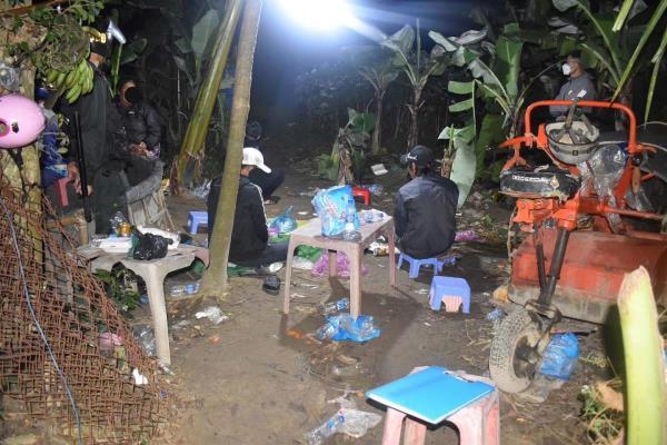 Nửa đêm lên đồi lắc bầu cua