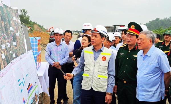Phó Thủ tướng Thường trực Chính phủ Nguyễn Hòa Bình kiểm tra công trình cao tốc Hòa Liên – Túy Loan
