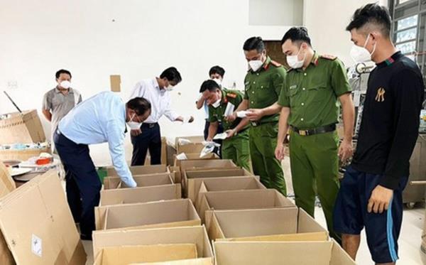 Bắt đối tượng vận chuyển mỹ phẩm, thuốc tân dược trái phép qua biên giới