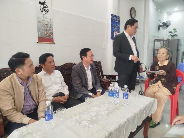 Lãnh đạo quận Thanh Khê thăm, tặng quà các Mẹ Việt Nam anh hùng