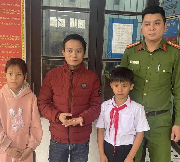 Nhặt được vàng, 2 học sinh tìm người đánh rơi trả lại
