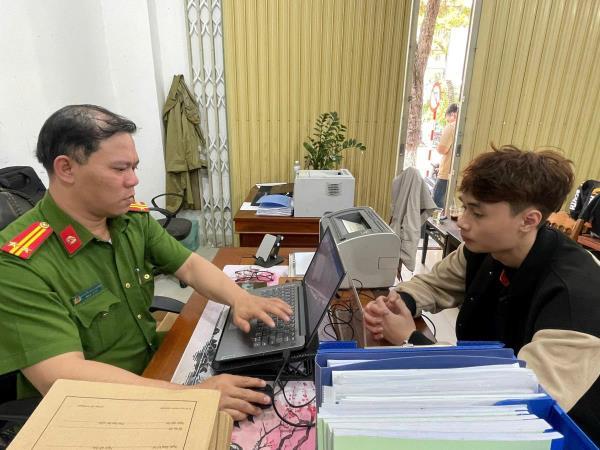 Lật tẩy màn kịch dùng shipper làm diễn viên đóng thế của nhân viên lễ tân