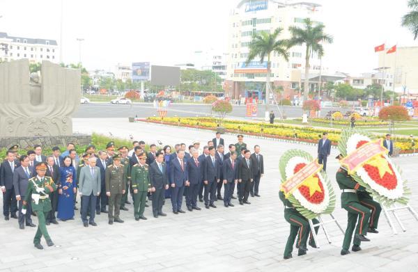 Tổng bí thư Tô Lâm dâng hương, tưởng niệm các anh hùng, liệt sĩ tại Đài tưởng niệm thành phố Đà Nẵng