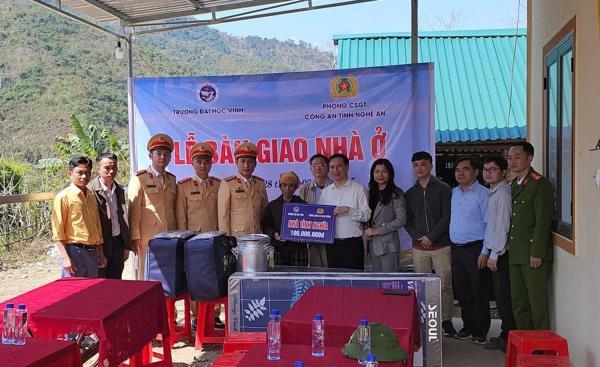 Bàn giao nhà tặng hộ nghèo huyện vùng cao Nghệ An