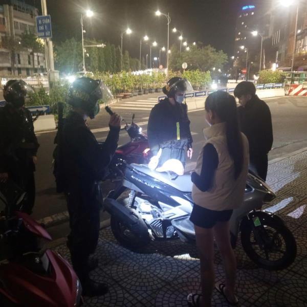 Tăng cường tuần tra đêm, Cảnh sát Cơ động Đà Nẵng phát hiện nhiều đối tượng vi phạm