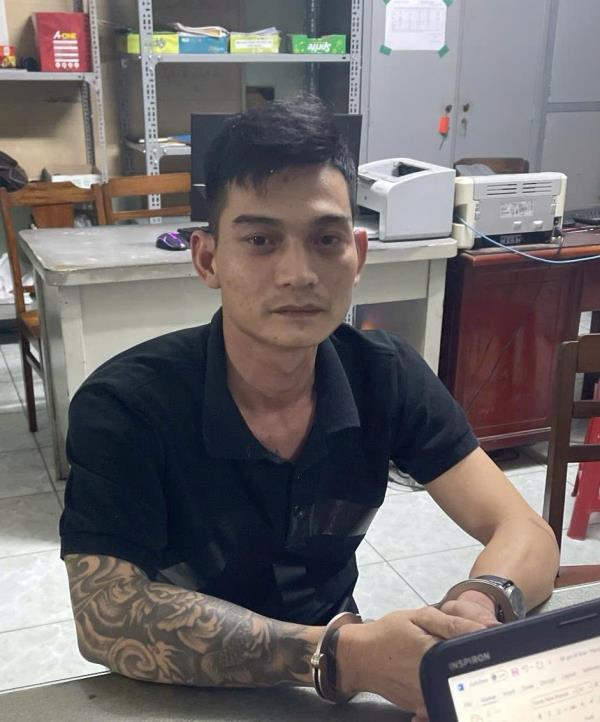 Bắt đối tượng tàng trữ vũ khí quân dụng