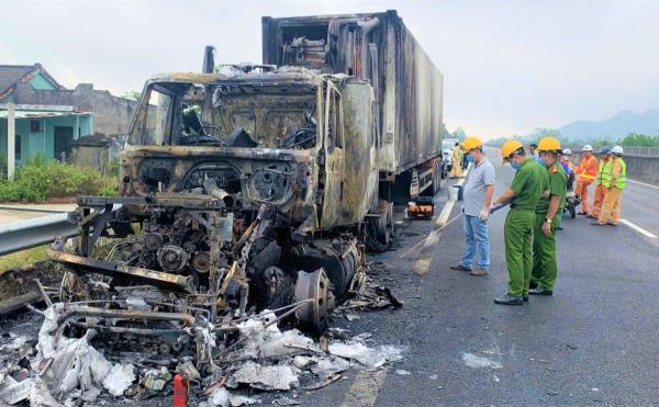 Bà hỏa đốt xe trên cao tốc