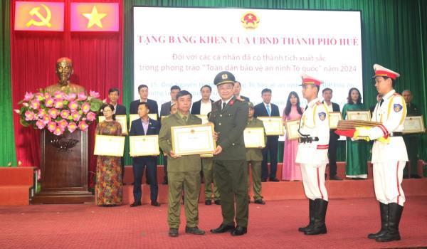 Khen thưởng nhiều tập thể, cá nhân xuất sắc trong phong trào Toàn dân bảo vệ an ninh Tổ quốc