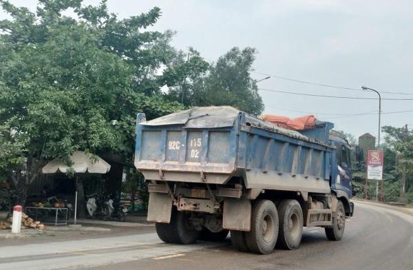 Xe tải chở đất có ngọn gây ô nhiễm môi trường, tiềm ẩn nguy cơ mất an toàn giao thông