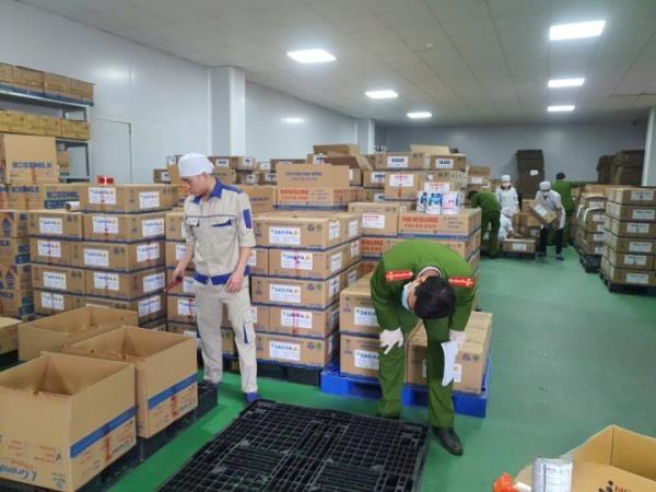 Khởi tố 8 đối tượng trong vụ làm giả hàng nghìn hộp sữa bột, thu lợi tiền tỷ