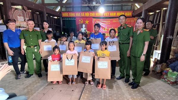 Khi Công an tỉnh về làng