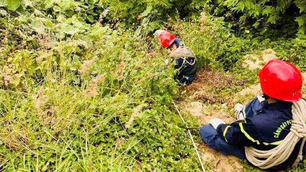 Đà Nẵng: Tổ cứu nạn, cứu hộ đặc biệt tinh nhuệ vượt núi đá, tiếp cận nạn nhân dưới vực