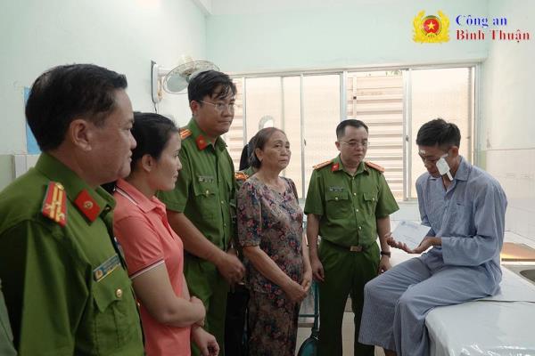 Thăm hỏi, động viên cán bộ Công an xã bị thương khi thực hiện nhiệm vụ