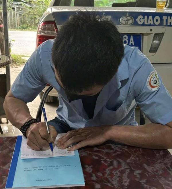 Phạt tài xế xe buýt vừa chạy vừa đón, trả khách