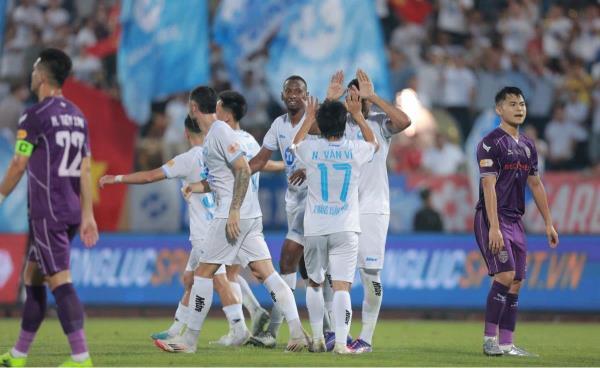 Kết thúc vòng 20 V.League 2024/25: Nhóm đầu tịnh tiến