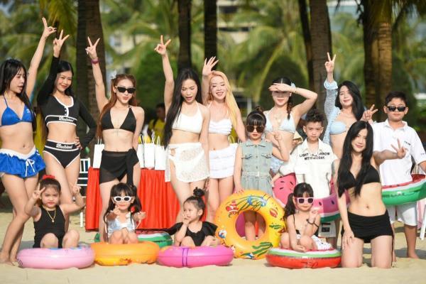 Du khách phấn khích tham gia Vũ điệu sóng xanh ngày Đà Nẵng khai trương mùa du lịch biển