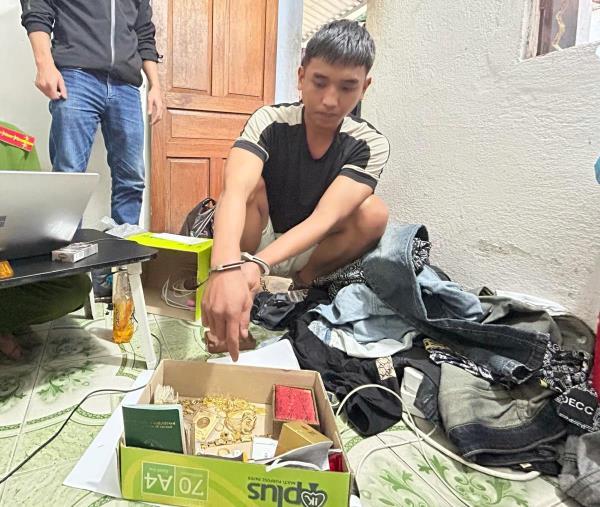 Đột vòm nhà dân trộm tiền tỷ