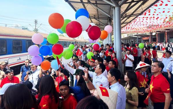 Ga Đà Nẵng đón, tiễn 2 chuyến tàu mang tên Đoàn tàu Thống Nhất vào ngày 30-4 lịch sử