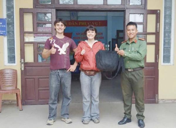 Du khách nước ngoài xúc động cảm ơn khi được Công an TP Đà Nẵng mời nhận lại tài sản đánh rơi