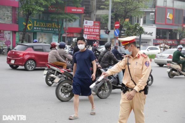 Người đi bộ bất ngờ khi bị cảnh sát giao thông Hà Nội xử phạt