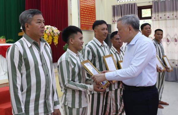 Phó Thủ tướng Thường trực Nguyễn Hòa Bình dự Lễ công bố quyết định đặc xá tại Trại giam A2