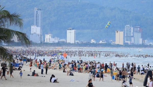 Du khách tấp nập về Đà Nẵng