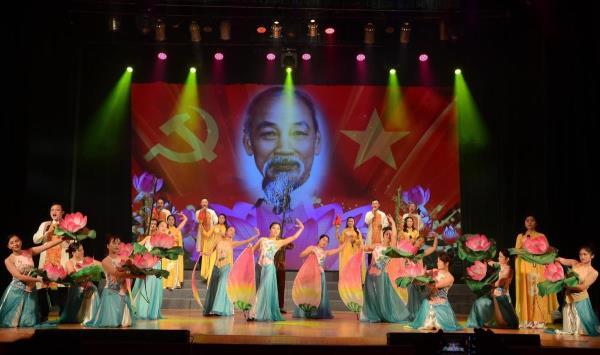 Gần 1.000 nghệ sĩ quần chúng tham gia Liên hoan Tiếng hát Làng Sen năm 2025