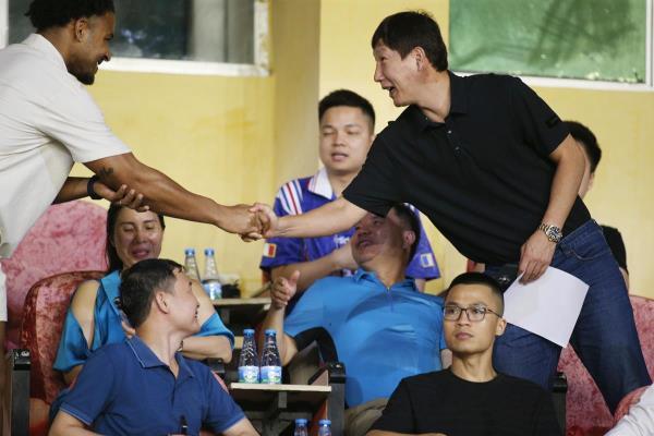 Xuân Son gặp gỡ HLV Kim Sang-sik, quẩy hết mình