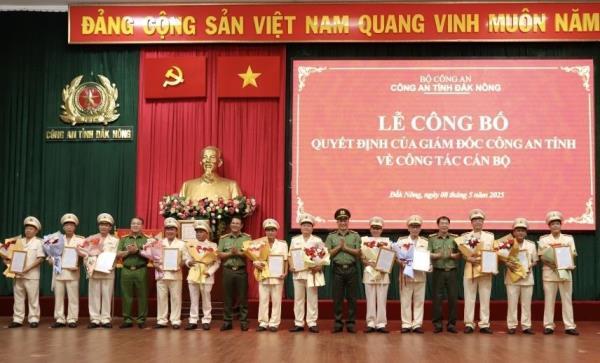Công an Đắk Nông công bố và trao quyết định nghỉ hưu trước tuổi đối với 10 lãnh đạo cấp phòng
