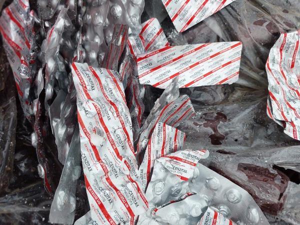 Phát hiện hàng trăm vỉ thuốc tân dược còn hạn sử dụng nhưng bị vứt bỏ tại bãi rác ven đường