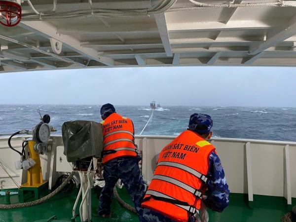 Bộ Tư lệnh Vùng Cảnh sát biển 2 ứng cứu 3 tàu cá gặp nạn trên biển