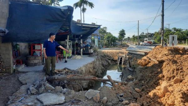 Nhà thầu thi công mương thoát nước QL14B dang dở khiến người dân bức xúc