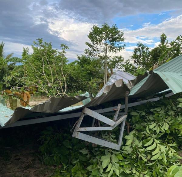 Lốc xoáy xảy ra ở tỉnh Quảng Nam làm tốc mái gần 30 nhà dân