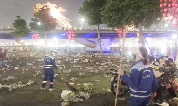 Thu gom hơn 43 tấn rác sau đêm chung kết Lễ hội Pháo hoa quốc tế Đà Nẵng 2025