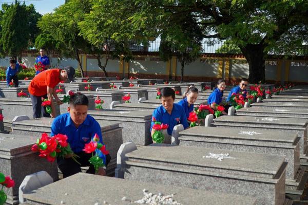 Tuổi trẻ Đà Nẵng dâng gần 24.000 đóa hoa tri ân các anh hùng liệt sĩ